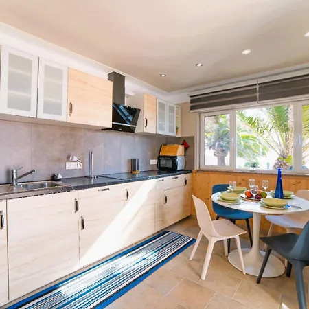 Tiny House Madora - Sea View - Amazing Garden - Quiet Location - Bodegas & Hiking Trails Nearby *